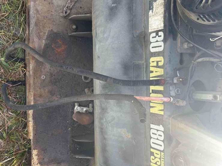 30-gallon-180psi-portable-air-compressor-image-10