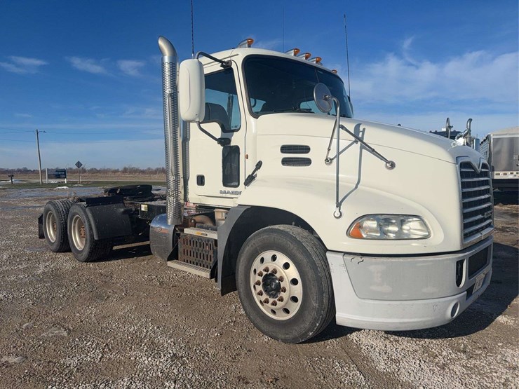 2012-mack-semi-image-1