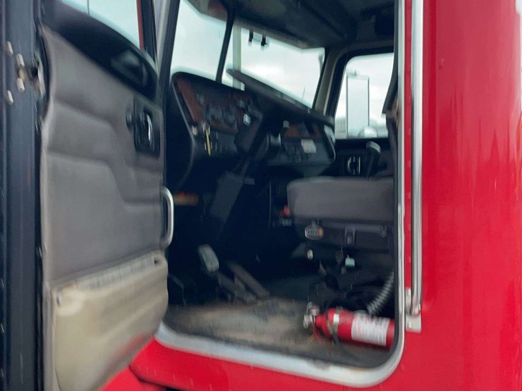 2005-peterbilt-385-image-30