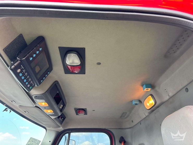 2016-freightliner-m2-106-image-23