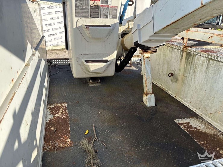 2088-chevrolet-c7500-altec-ta40-41ft.-bucket-truck-image-32