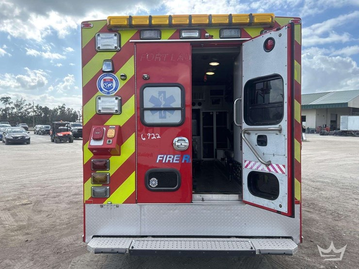 2016-freightliner-m2-106-image-44