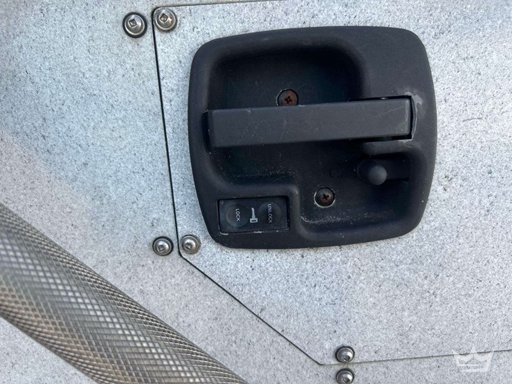 2016-freightliner-m2-106-image-63