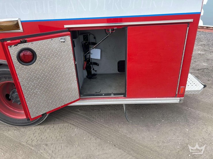 2016-freightliner-m2-106-image-33