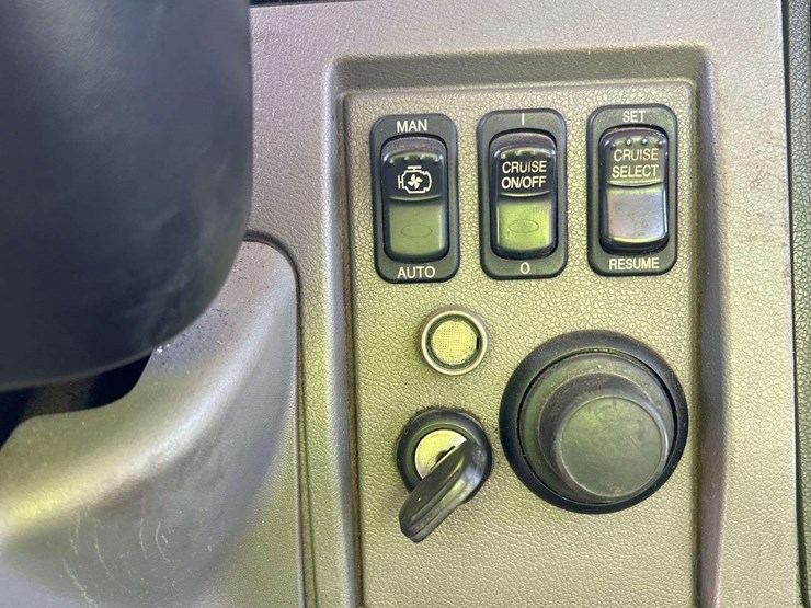 2018-peterbilt-348-image-21