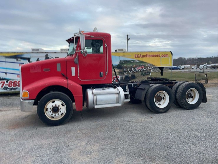 2005-peterbilt-385-image-3