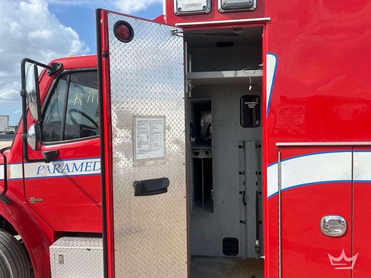 2016-freightliner-m2-106-image-28