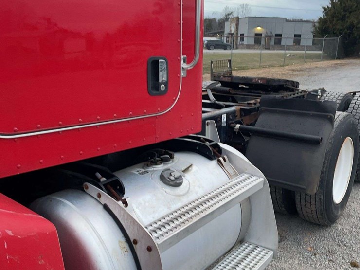 2005-peterbilt-385-image-13