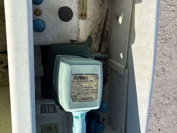 2088-chevrolet-c7500-altec-ta40-41ft.-bucket-truck-image-18