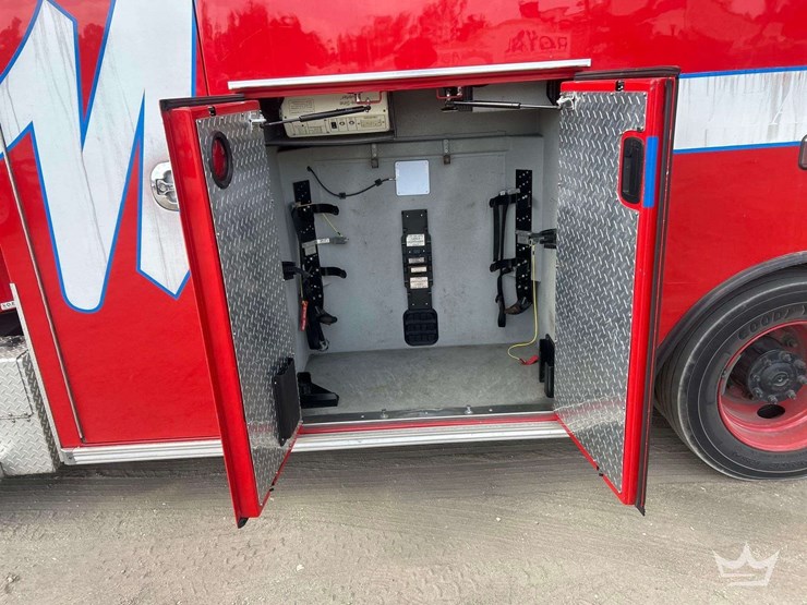 2016-freightliner-m2-106-image-31