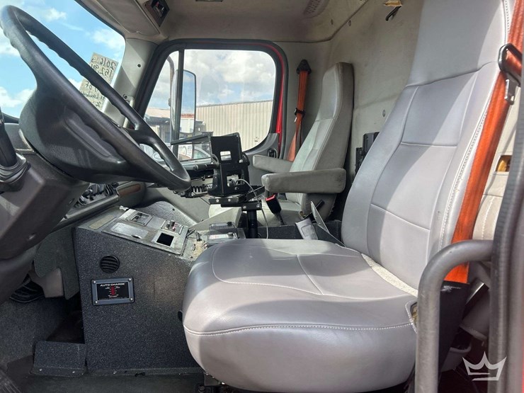 2016-freightliner-m2-106-image-18