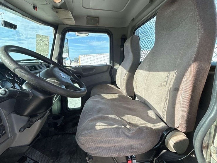 2018-peterbilt-348-image-15