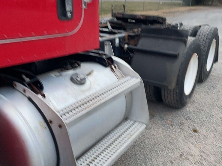 2005-peterbilt-385-image-14