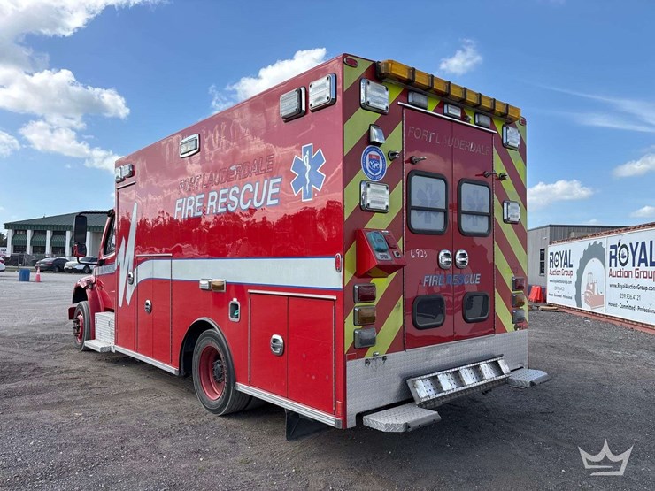 2016-freightliner-m2-106-image-4