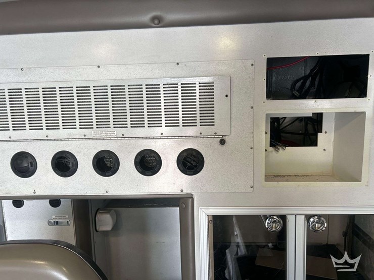 2016-freightliner-m2-106-image-57