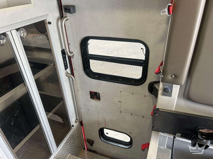 2016-freightliner-m2-106-image-60