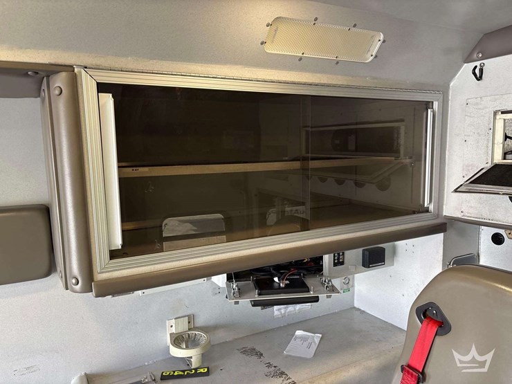 2016-freightliner-m2-106-image-34