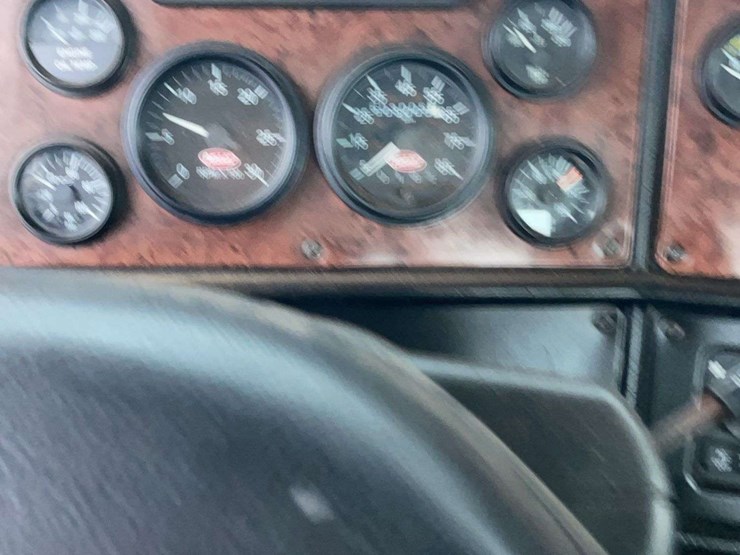 2005-peterbilt-385-image-33