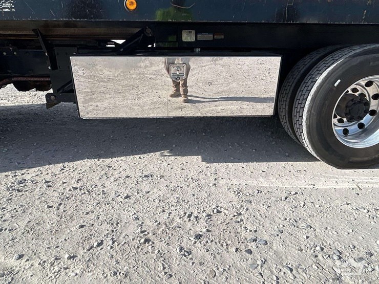 2018-peterbilt-348-image-27