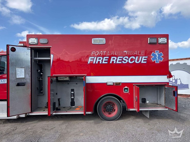 2016-freightliner-m2-106-image-26