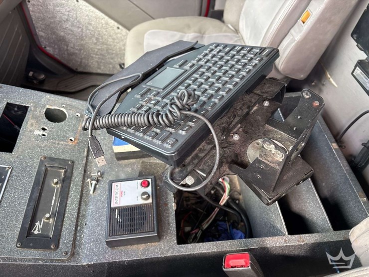 2016-freightliner-m2-106-image-22