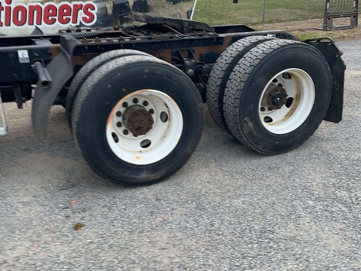 2005-peterbilt-385-image-5