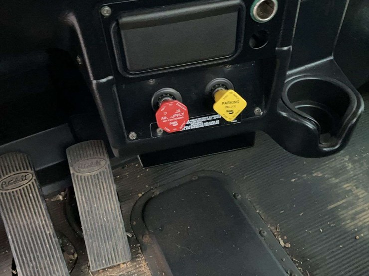 2005-peterbilt-385-image-34