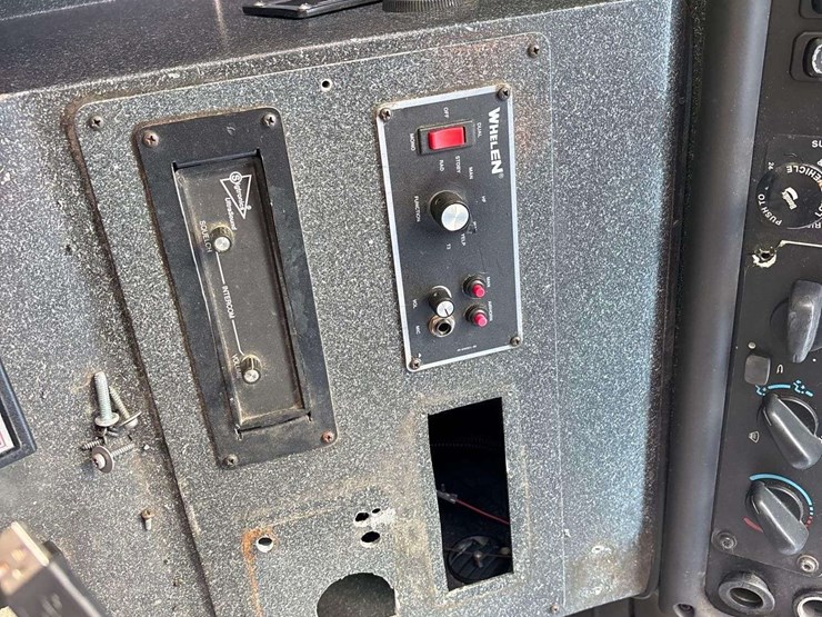 2016-freightliner-m2-106-image-20