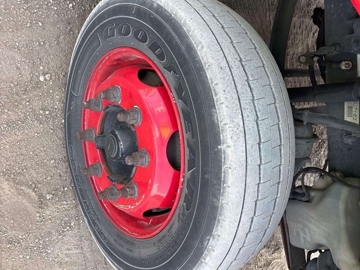 2016-freightliner-m2-106-image-47