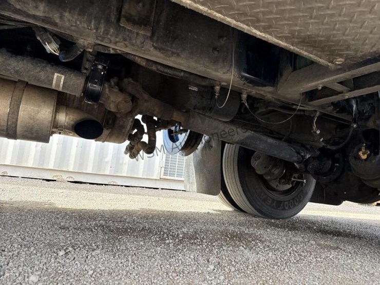 2003-freightliner-fl70-image-15