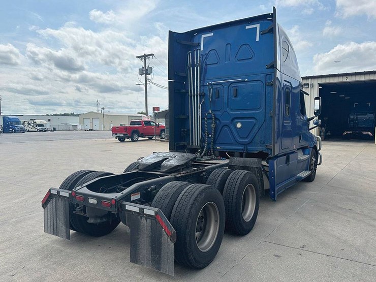 2021-freightliner-cascadia-126-image-4