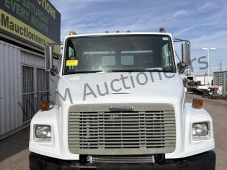 2003-freightliner-fl70-image-3