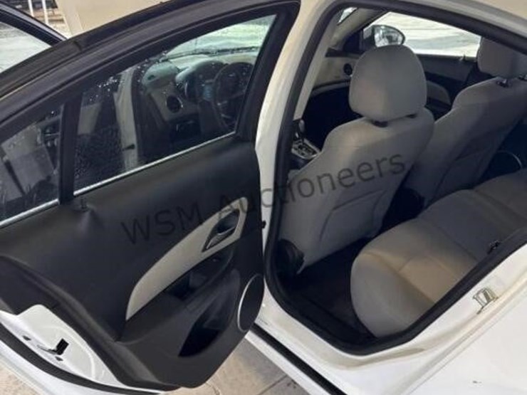 2011-chevrolet-cruze-lt-sdn-image-24