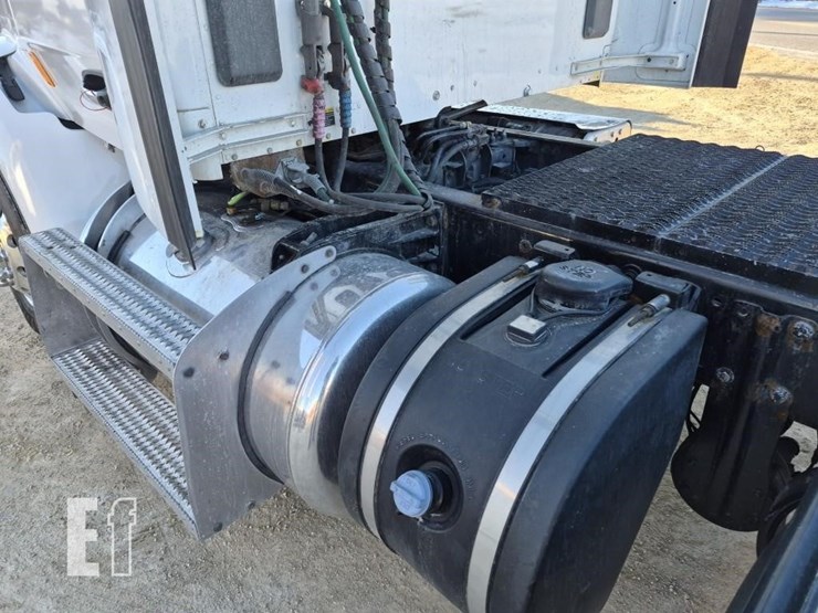 2017-peterbilt-579-image-17