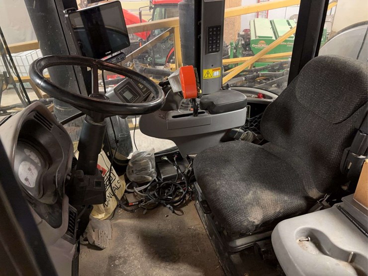 984-rogator-sprayer-w/120'-booms-image-7