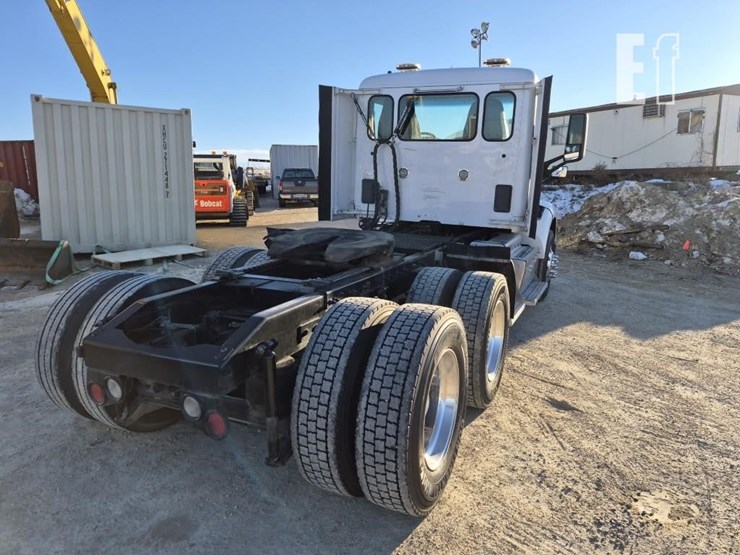 2017-peterbilt-579-image-11