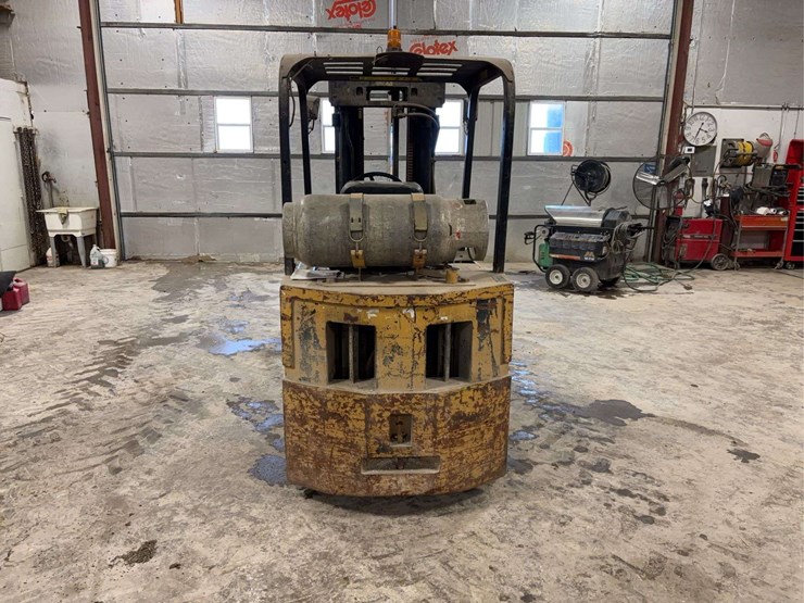 cat-6000-lb-fork-lift-image-4