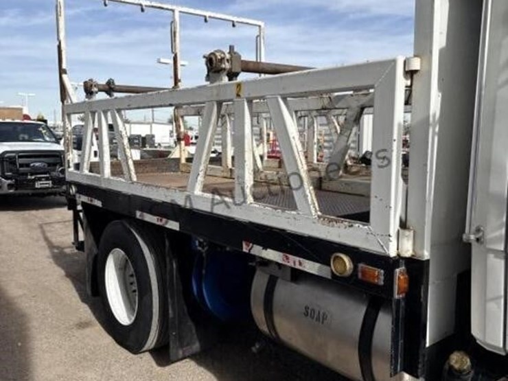 2003-freightliner-fl70-image-5