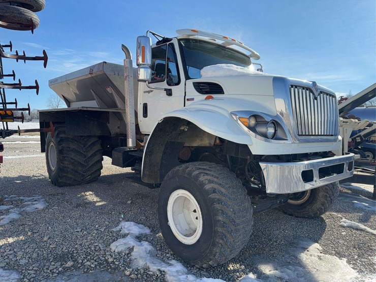 2012-ih-max-force-dry-fertilizer-spreader-image-1