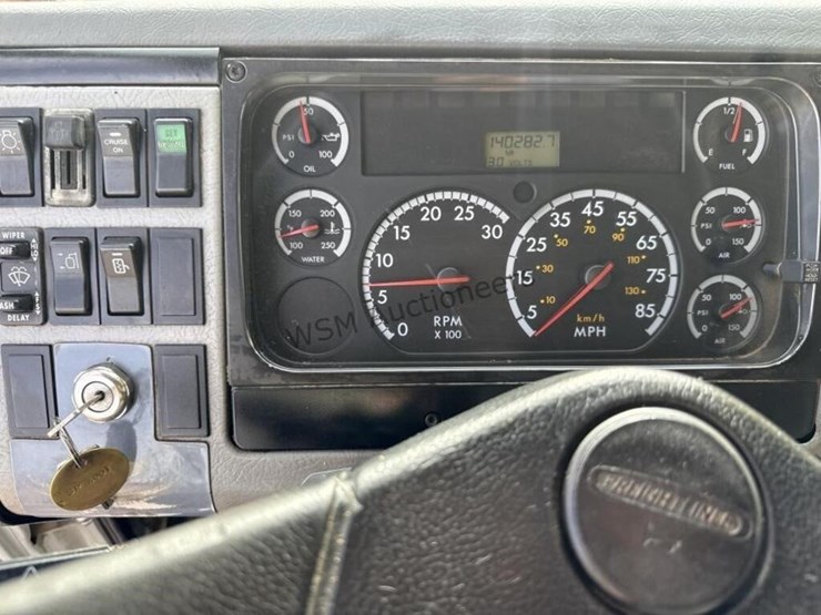 2003-freightliner-fl70-image-28
