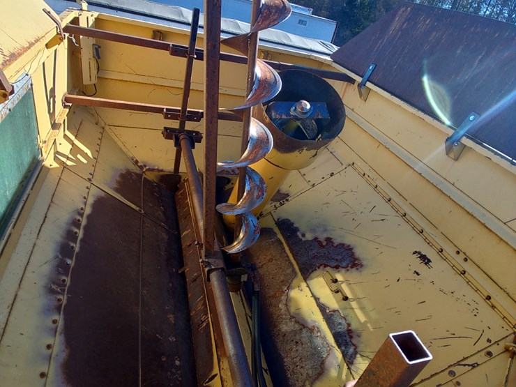 new-holland-tr97-image-4