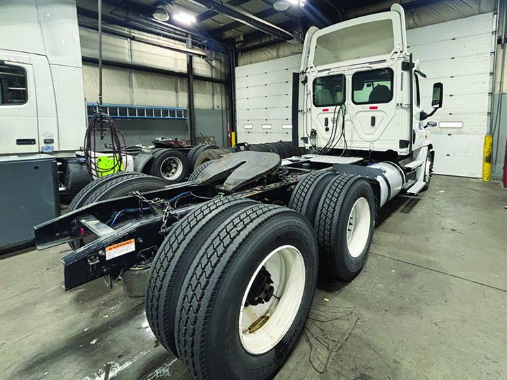 2020-freightliner-cascadia-125-image-2