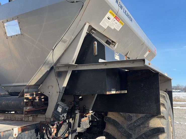 2012-ih-max-force-dry-fertilizer-spreader-image-4