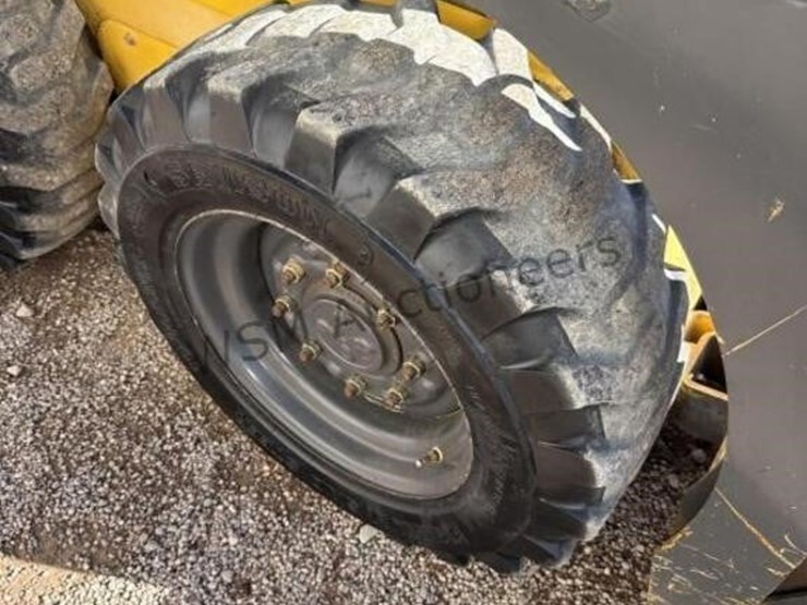 new-holland-l216-image-11