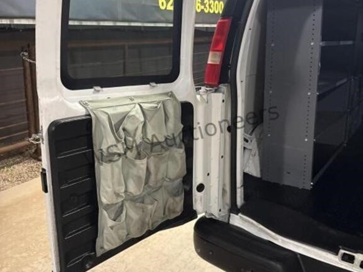 2015-chevrolet-express-2500-image-17