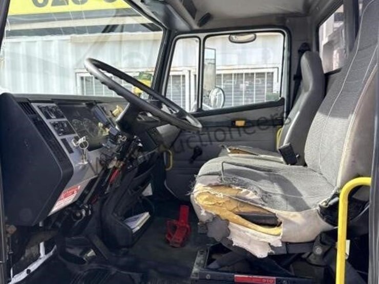 2003-freightliner-fl70-image-35