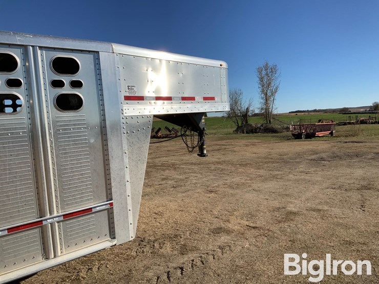 wilson-livestock-trailer-image-11