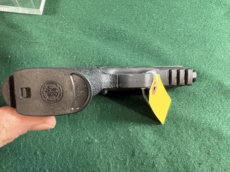 smith-&-wesson-m&p-9mm-pistol-image-6