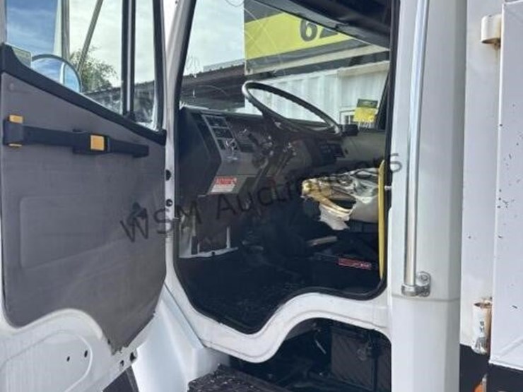 2003-freightliner-fl70-image-36