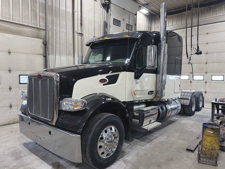2019-peterbilt-567-image-1